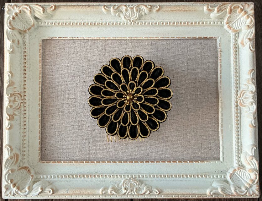 縁取りつまみ細工の髪飾り | iichi 日々の暮らしを心地よくする