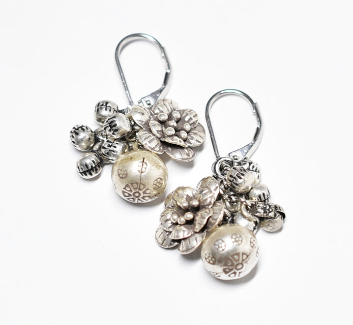 鈴とお花カレンシルバー、たわわなインドシルバー鈴のピアス | iichi