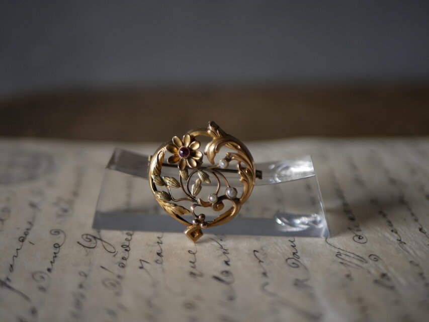 ゴールドプレート 赤い石とシードパール ブローチ フランス