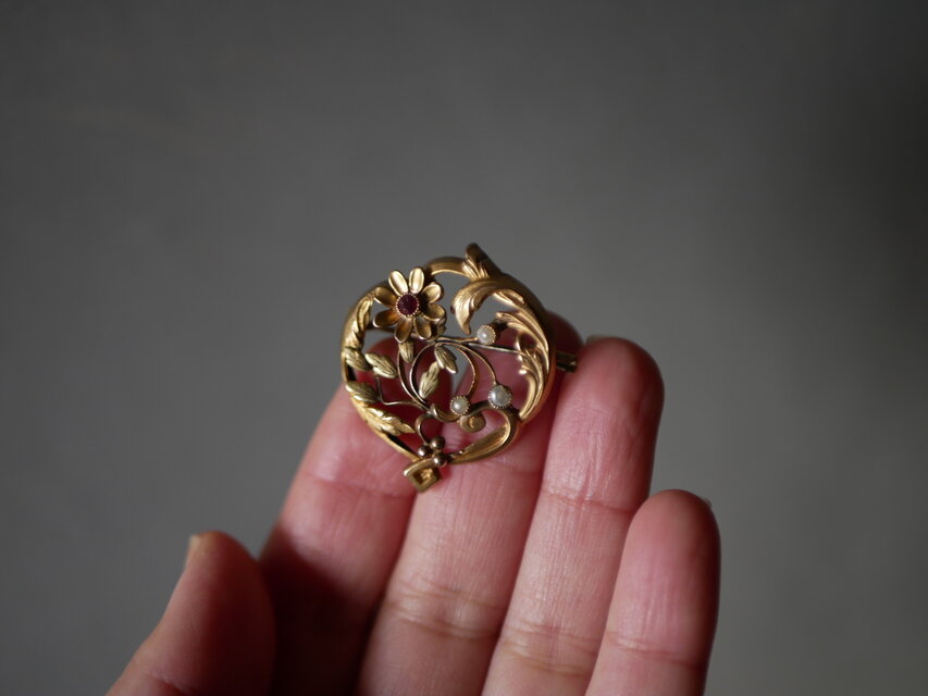 ゴールドプレート 赤い石とシードパール ブローチ フランス