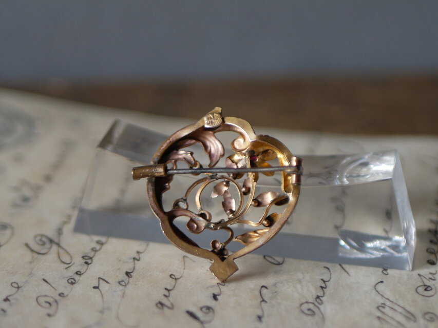 ゴールドプレート 赤い石とシードパール ブローチ フランス