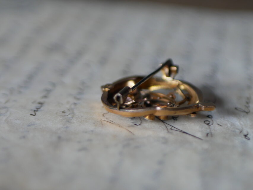 ゴールドプレート 赤い石とシードパール ブローチ フランス