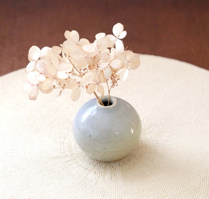 野花の似合う白釉花入 一輪挿し 茶花 ブルーグレーのちょこんと小さな一輪挿し | iichi 日々の暮らしを
