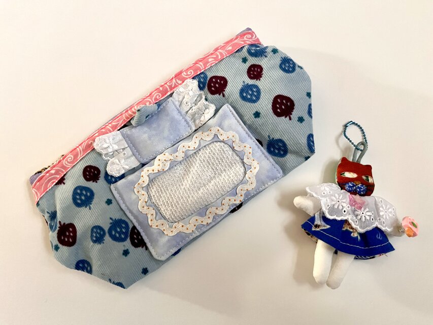 お布団で眠る猫ちゃんチャームつき ポーチ | iichi 日々の暮らしを