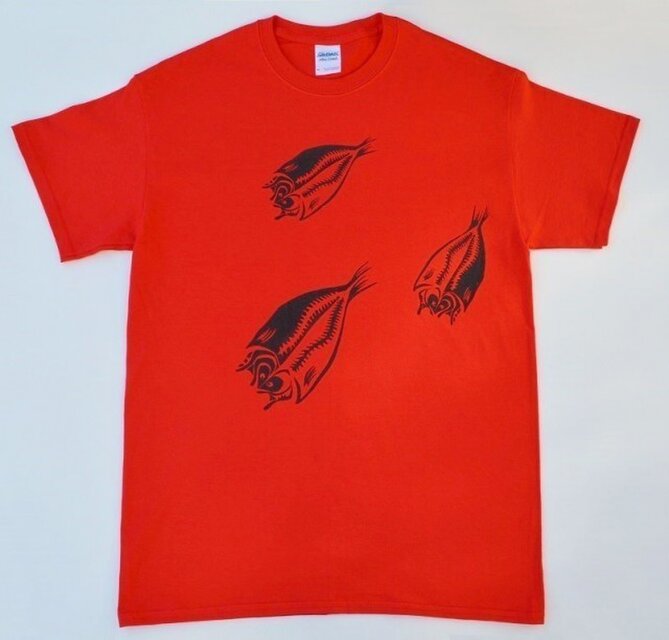 アジの開きＴシャツ、赤、魚Ｔシャツ, サカナ、半袖シャツ | iichi ...