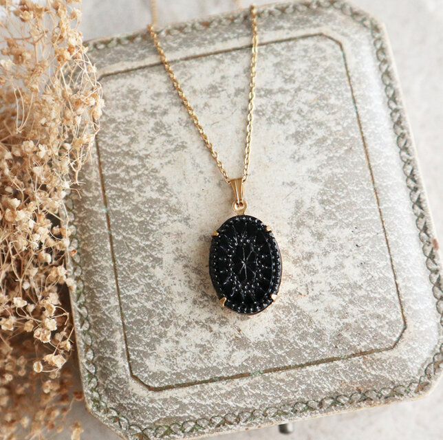 アンティークネックレス　ヨーロッパ骨董 1950年代 西ドイツヴィンテージ＊ジェットブラックに浮かぶクラシカル