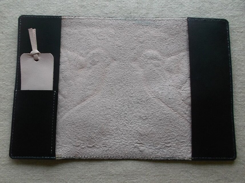 文庫サイズブックカバー 刻印、拭き染め 牛革 | iichi 日々の暮らしを