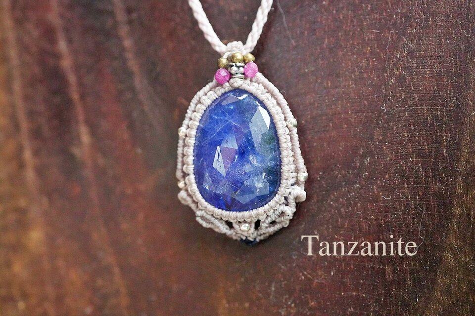 33ct.バイオタンザナイト☆ 虹の煌めき☆高品質 マクラメネックレス