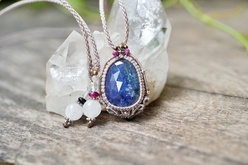 33ct.バイオタンザナイト☆ 虹の煌めき☆高品質 マクラメネックレス