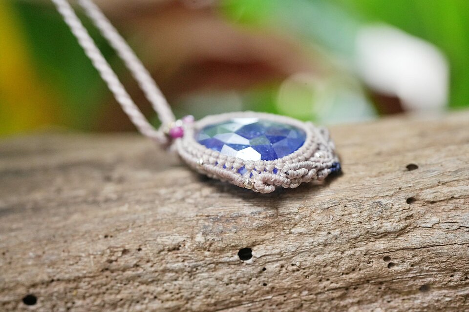 33ct.バイオタンザナイト☆ 虹の煌めき☆高品質 マクラメネックレス