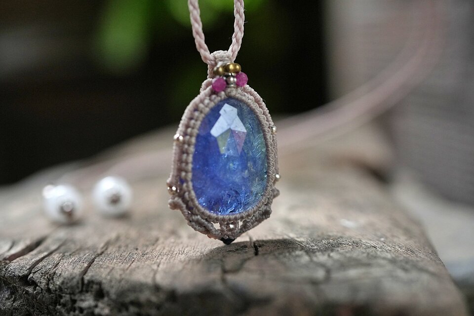 33ct.バイオタンザナイト☆ 虹の煌めき☆高品質 マクラメネックレス