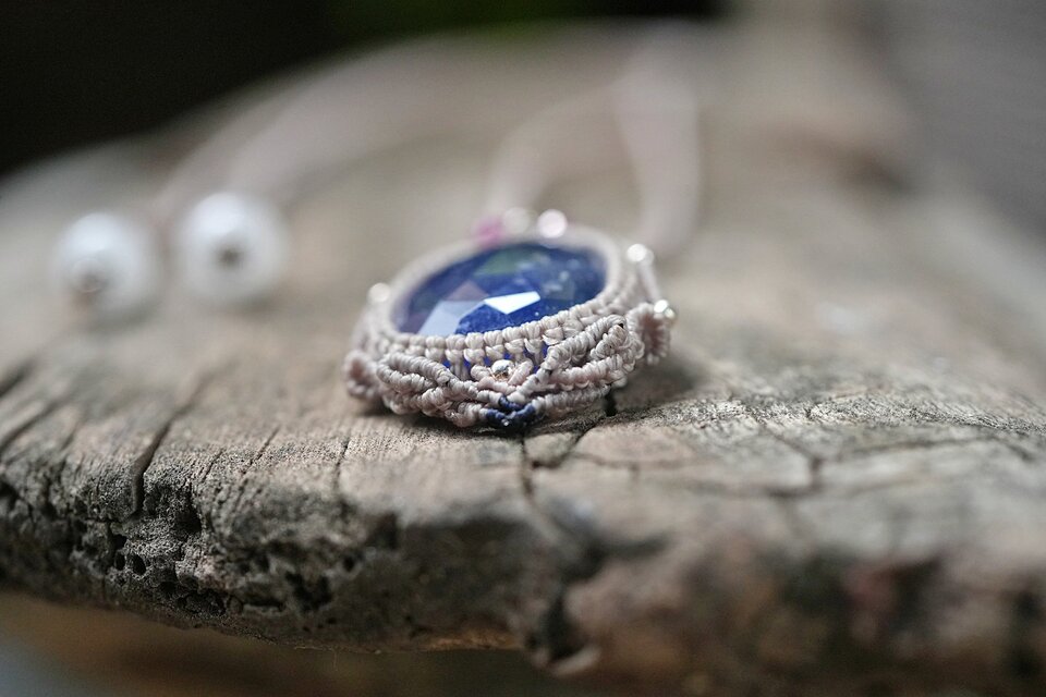 33ct.バイオタンザナイト☆ 虹の煌めき☆高品質 マクラメネックレス