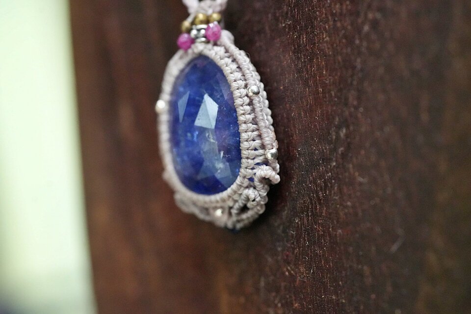 33ct.バイオタンザナイト☆ 虹の煌めき☆高品質 マクラメネックレス