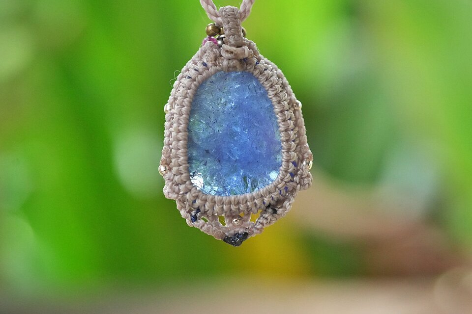 33ct.バイオタンザナイト☆ 虹の煌めき☆高品質 マクラメネックレス