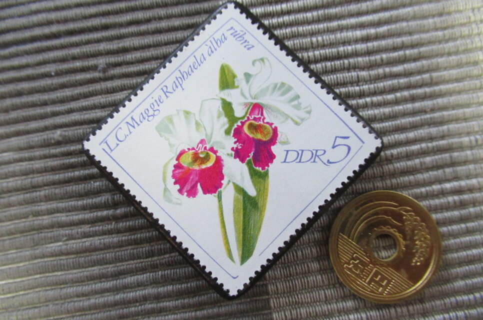 ドイツ1968年 花切手ブローチ10771 | iichi 日々の暮らしを心地よく