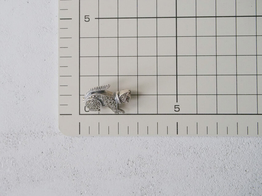 小さな猫のシルバーブローチ | iichi 日々の暮らしを心地よくする