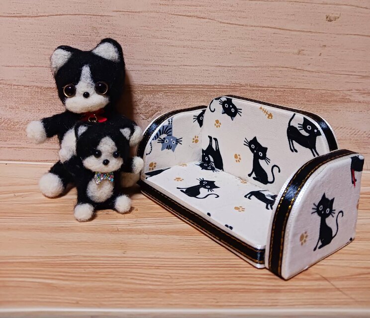 羊毛フェルト 猫のぬいぐるみ 羊毛フェルト 猫のぬいぐるみセット ソファ付き | iichi 日々の暮らし