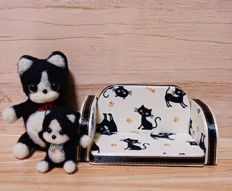羊毛フェルト 猫のぬいぐるみ 羊毛フェルト 猫のぬいぐるみセット ソファ付き | iichi 日々の暮らし