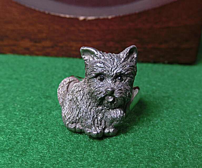 ブラック（黒）のヨークシャテリアのリング（ブラックダイヤモンドの瞳