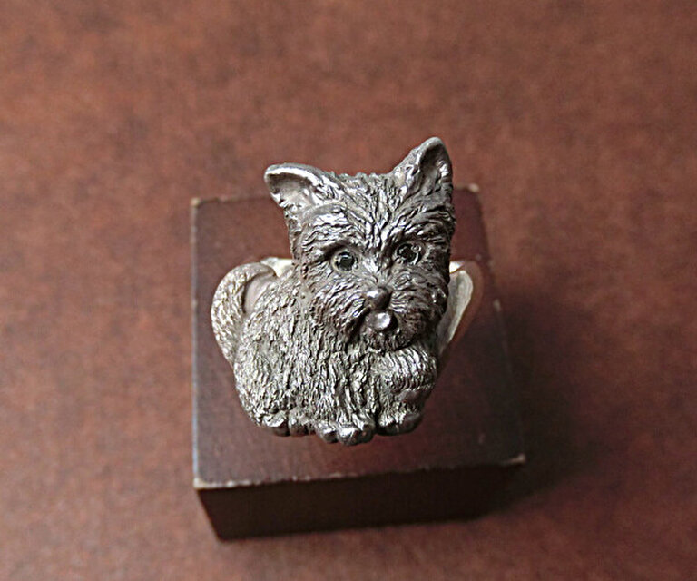 ブラック（黒）のヨークシャテリアのリング（ブラックダイヤモンドの瞳