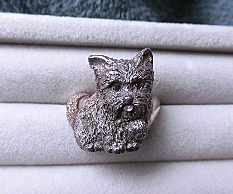 ブラック（黒）のヨークシャテリアのリング（ブラックダイヤモンドの瞳