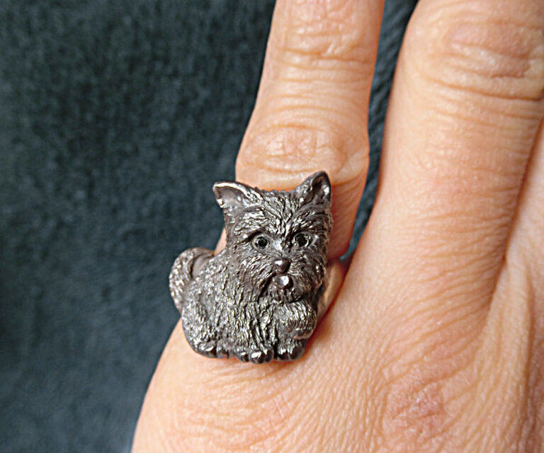 ブラック（黒）のヨークシャテリアのリング（ブラックダイヤモンドの瞳