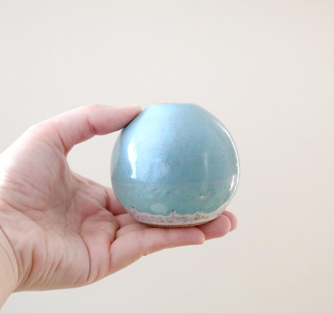水色と白釉のかけ分け一輪挿し | iichi 日々の暮らしを心地よくする