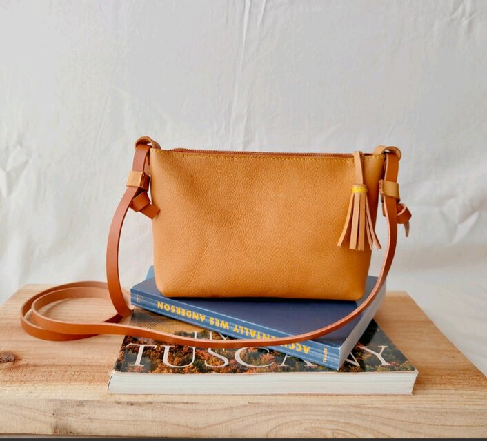 s.*️⃣ キャメルレザー ショルダーバッグ タッセル付き 保存袋有り 姫路レザー】BASICショルダーバッグ（シンプル/コンパクト/メンズ