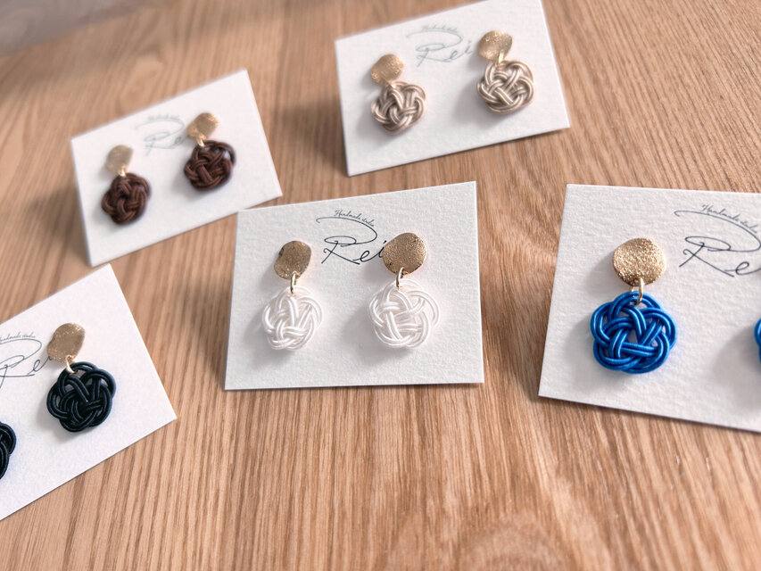 水引梅結びピアス | iichi 日々の暮らしを心地よくするハンドメイドや