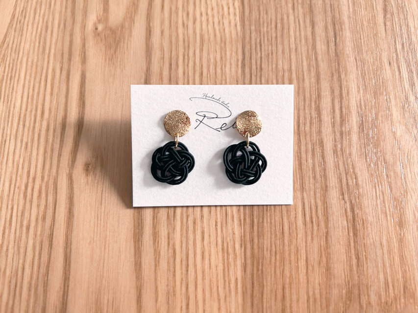 水引梅結びピアス | iichi 日々の暮らしを心地よくするハンドメイドや