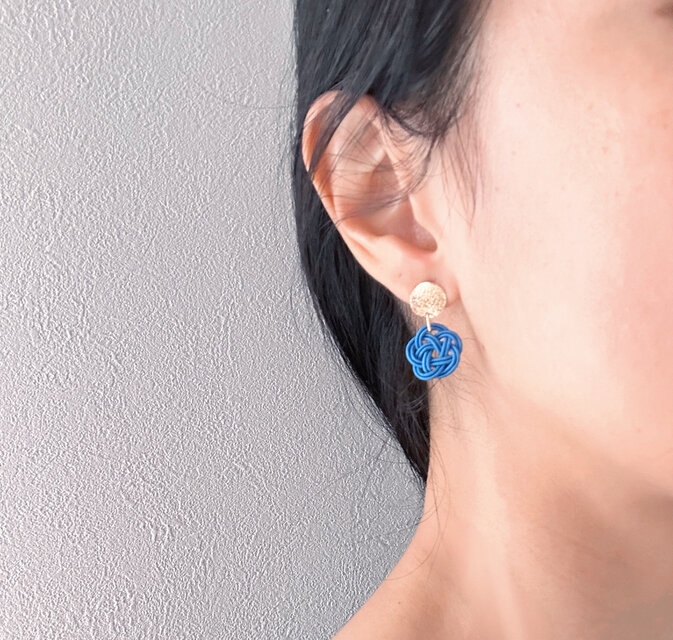 水引梅結びピアス | iichi 日々の暮らしを心地よくするハンドメイドや