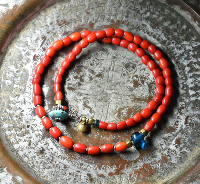 ナガ族グラスコーラルビーズ、ブルーヴィンテージビーズ、oldオリッサ