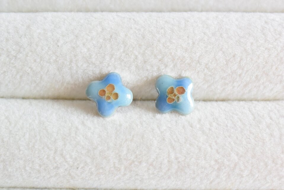 七宝焼｜小さなお花のピアス ブルー 水色 勿忘草 イヤリング変更可