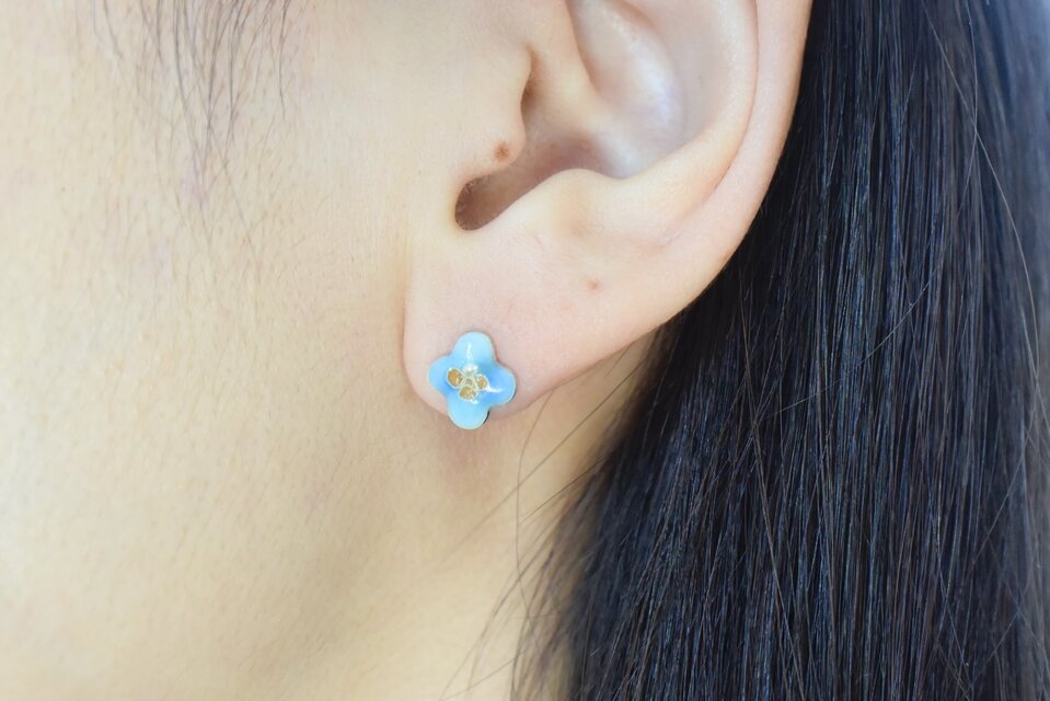 七宝焼｜小さなお花のピアス ブルー 水色 勿忘草 イヤリング変更可