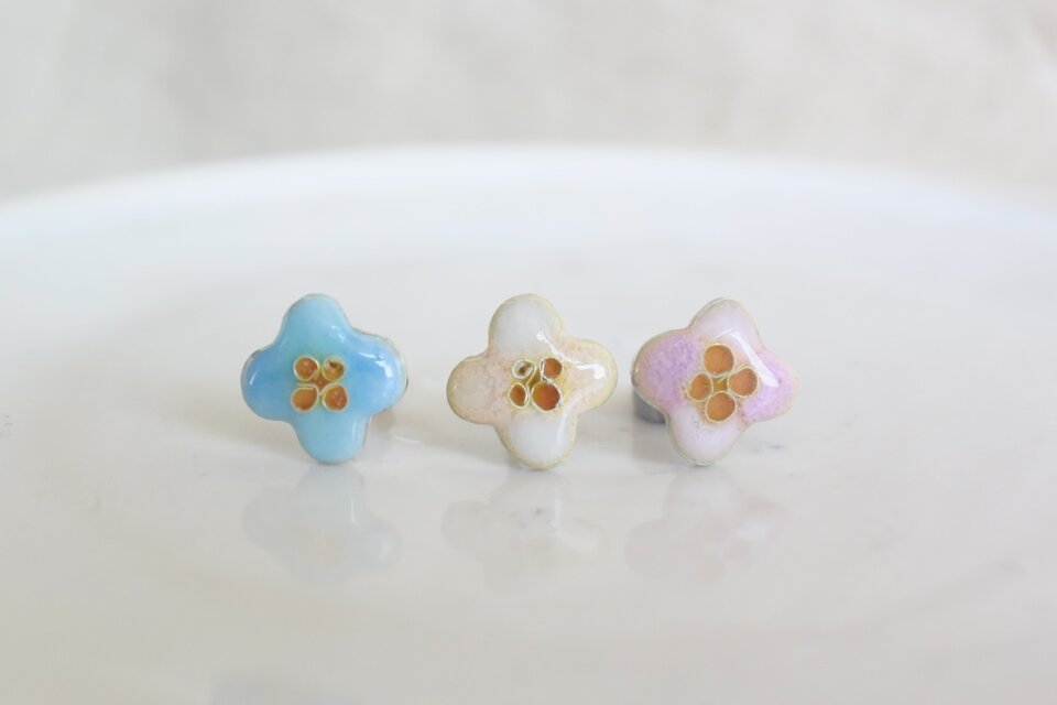七宝焼｜小さなお花のピアス ブルー 水色 勿忘草 イヤリング変更可