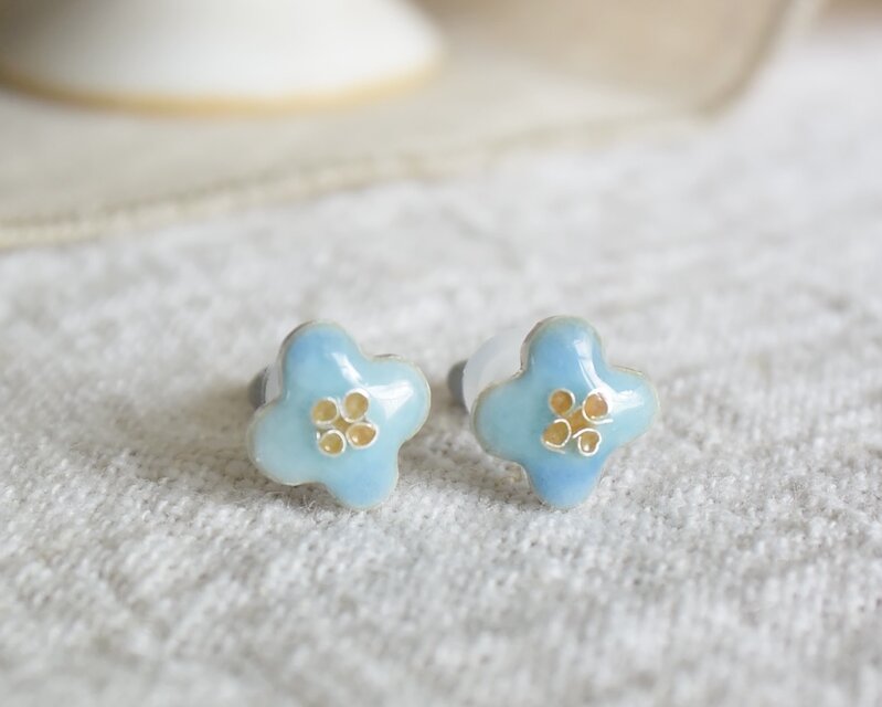 七宝焼｜小さなお花のピアス ブルー 水色 勿忘草 イヤリング変更可