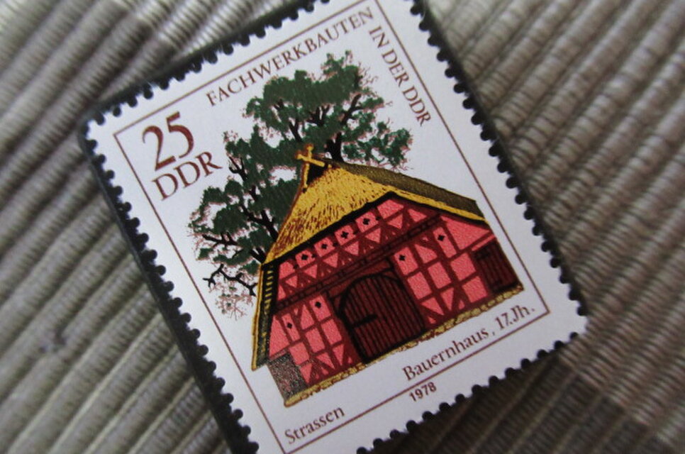 ドイツ 伝統家屋切手ブローチ10823 | iichi 日々の暮らしを心地よく