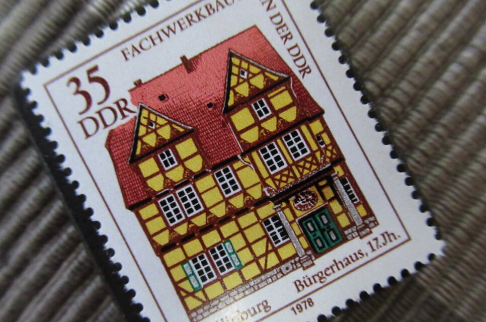 ドイツ 伝統家屋切手ブローチ10824 | iichi 日々の暮らしを心地よく