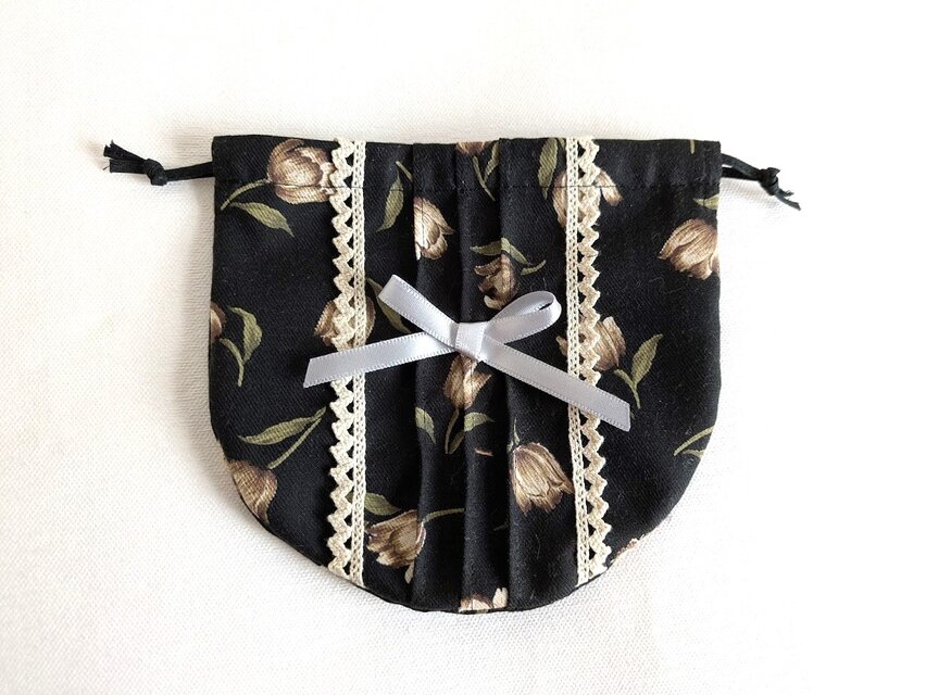 可愛い花柄の丸い巾着袋（チューリップ・ブラック） | iichi 日々の