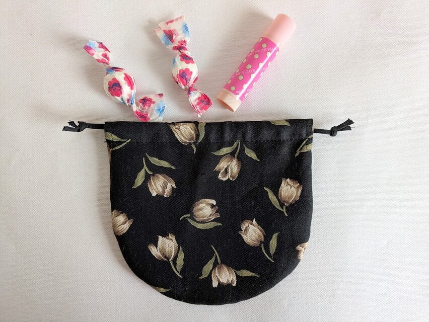 可愛い花柄の丸い巾着袋（チューリップ・ブラック） | iichi 日々の