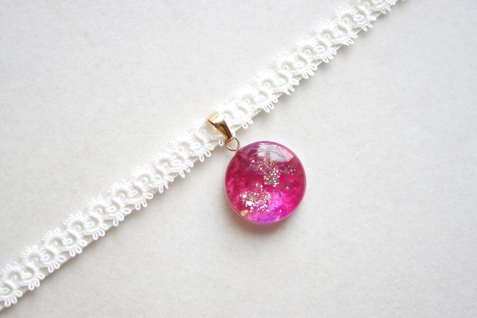 受注製作】レジンアート ラウンドモチーフとタティングレースとサテン