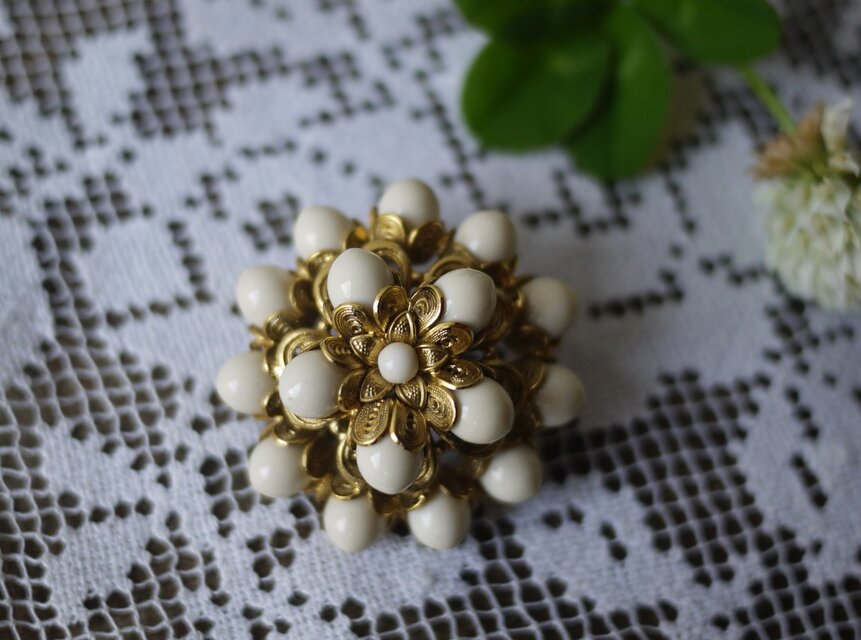 ミルクガラスのブローチ ドイツヴィンテージ | iichi 日々の暮らしを
