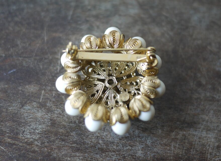 ミルクガラスのブローチ ドイツヴィンテージ | iichi 日々の暮らしを