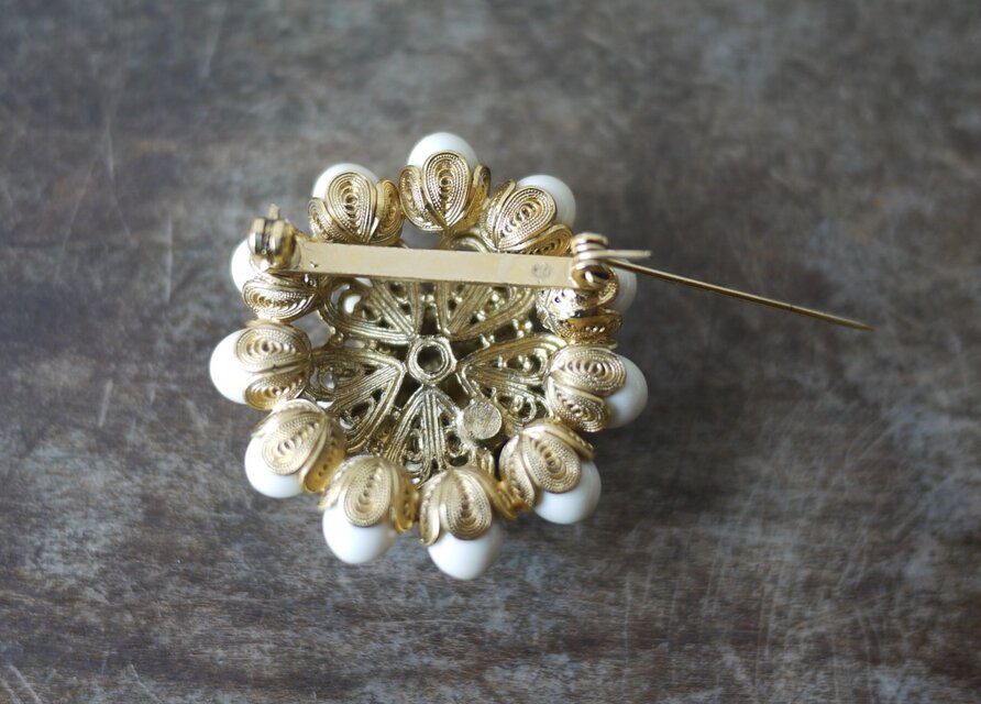 ミルクガラスのブローチ ドイツヴィンテージ | iichi 日々の暮らしを