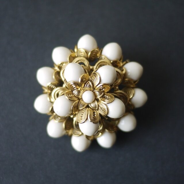 ミルクガラスのブローチ ドイツヴィンテージ | iichi 日々の暮らしを