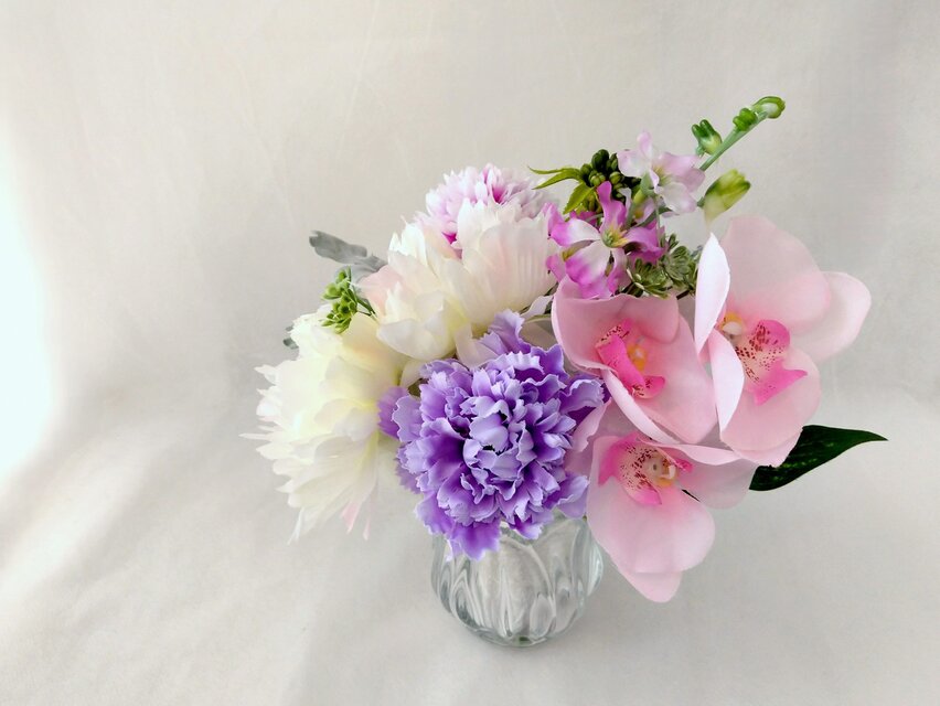 仏花、お供え花、ピンク胡蝶蘭アレンジ　初盆　法事 お供え 仏花【アーティフィシャルフラワー】薄ピンク胡蝶蘭 | iichi
