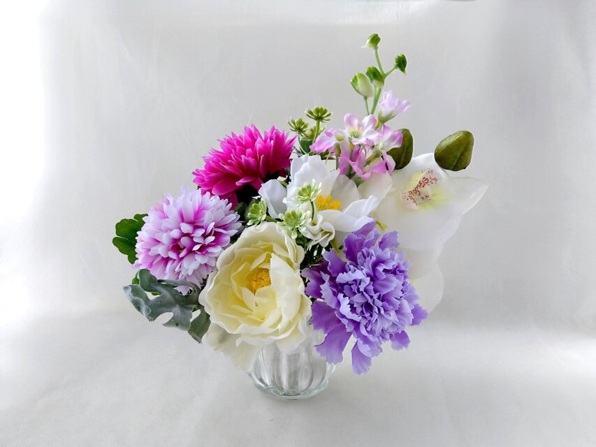 仏花　お供え花　初盆　造花　白百合　白胡蝶蘭アレンジ お供え 仏花【アーティフィシャルフラワー】白 胡蝶蘭 | iichi 日々の