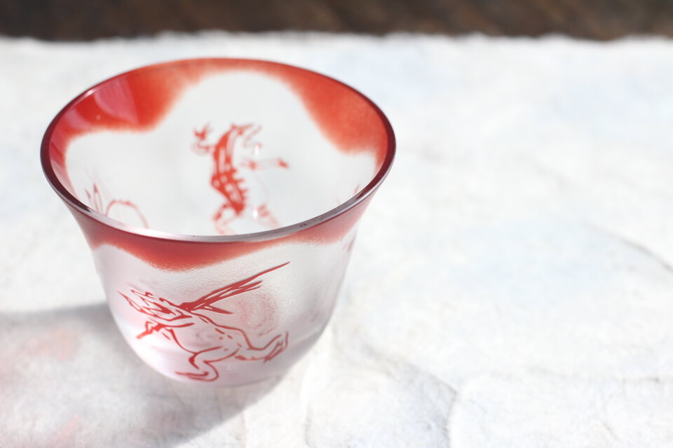 再販】ガラス製 ぐい呑み「鳥獣戯画」赤 | iichi 日々の暮らしを