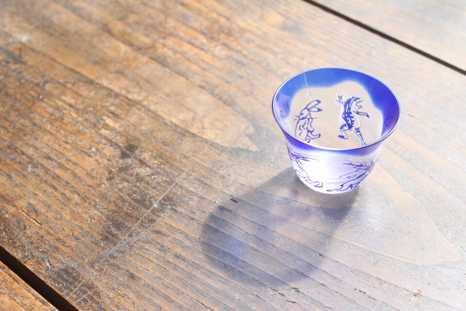 再販】ガラス製 ぐい呑み お猪口 「鳥獣戯画」瑠璃 | iichi 日々の