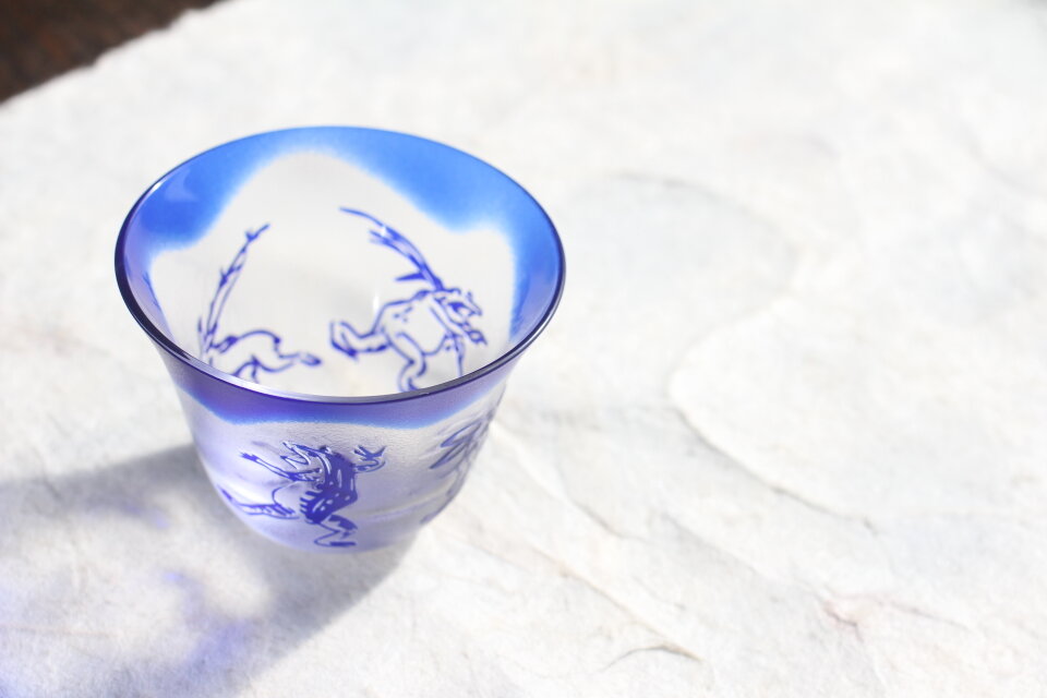 再販】ガラス製 ぐい呑み お猪口 「鳥獣戯画」瑠璃 | iichi 日々の